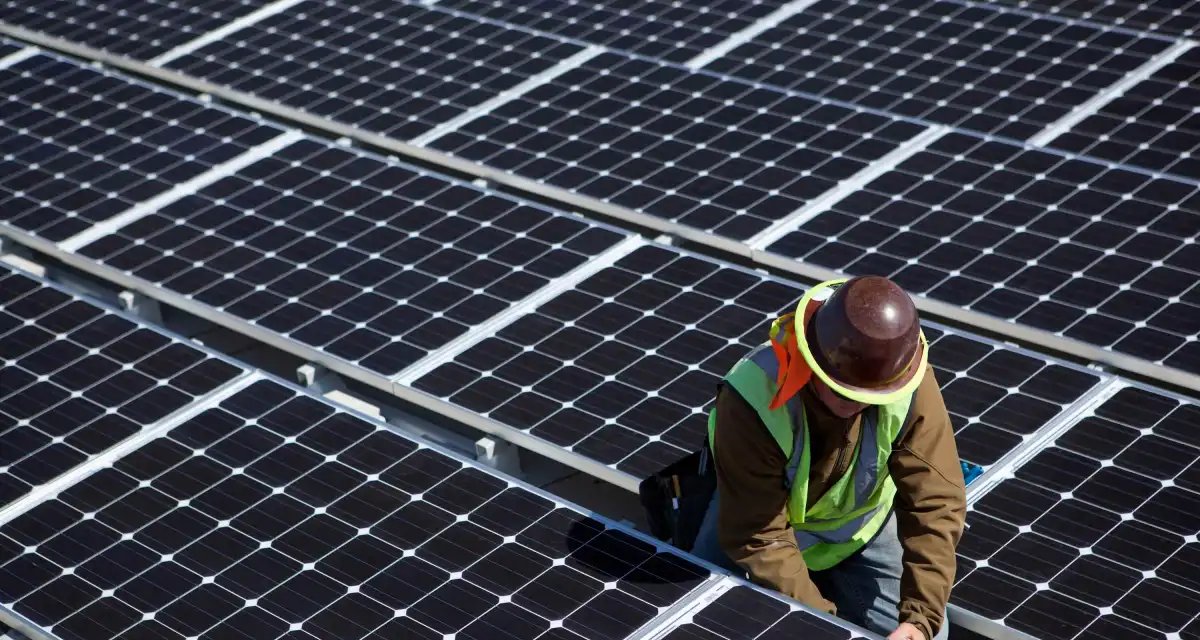 Energia solar deve liderar matriz global até 2035, mas demanda de data centers ainda favorecerá fósseis - Imagem do artigo