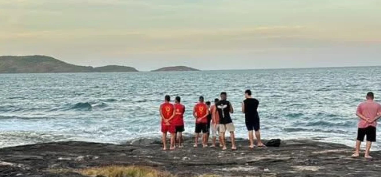 Pescador some após escorregar de pedra e ser levado pelo mar em Guarapari - Imagem do artigo