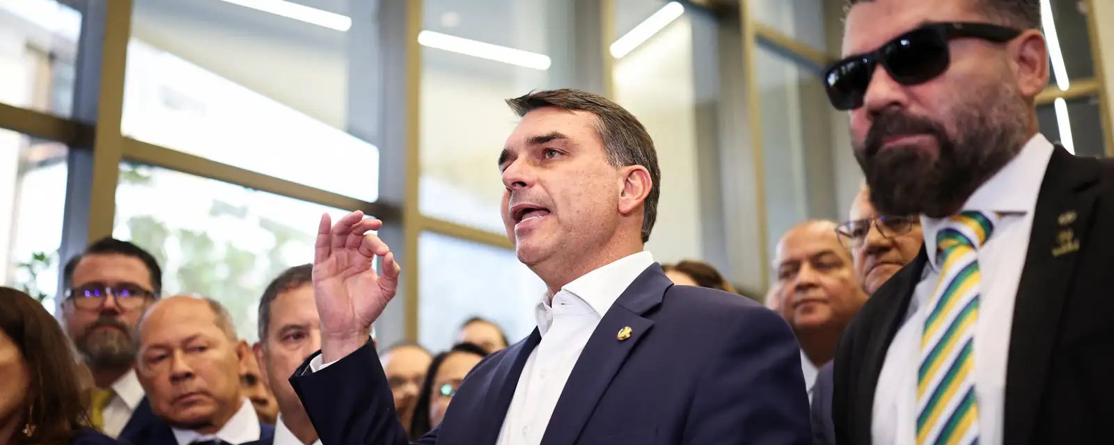 Flávio Bolsonaro confirma visita a Vorcaro durante prisão domiciliar - Imagem do artigo