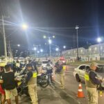 Operação na Avenida Civit autua oito motoristas por embriaguez e flagra sete condutores sem CNH Operação na Avenida Civit autua oito motoristas por embriaguez e flagra sete condutores sem CNH