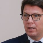 Dino fixa prazo para Câmara explicar viagem internacional de Mario Frias