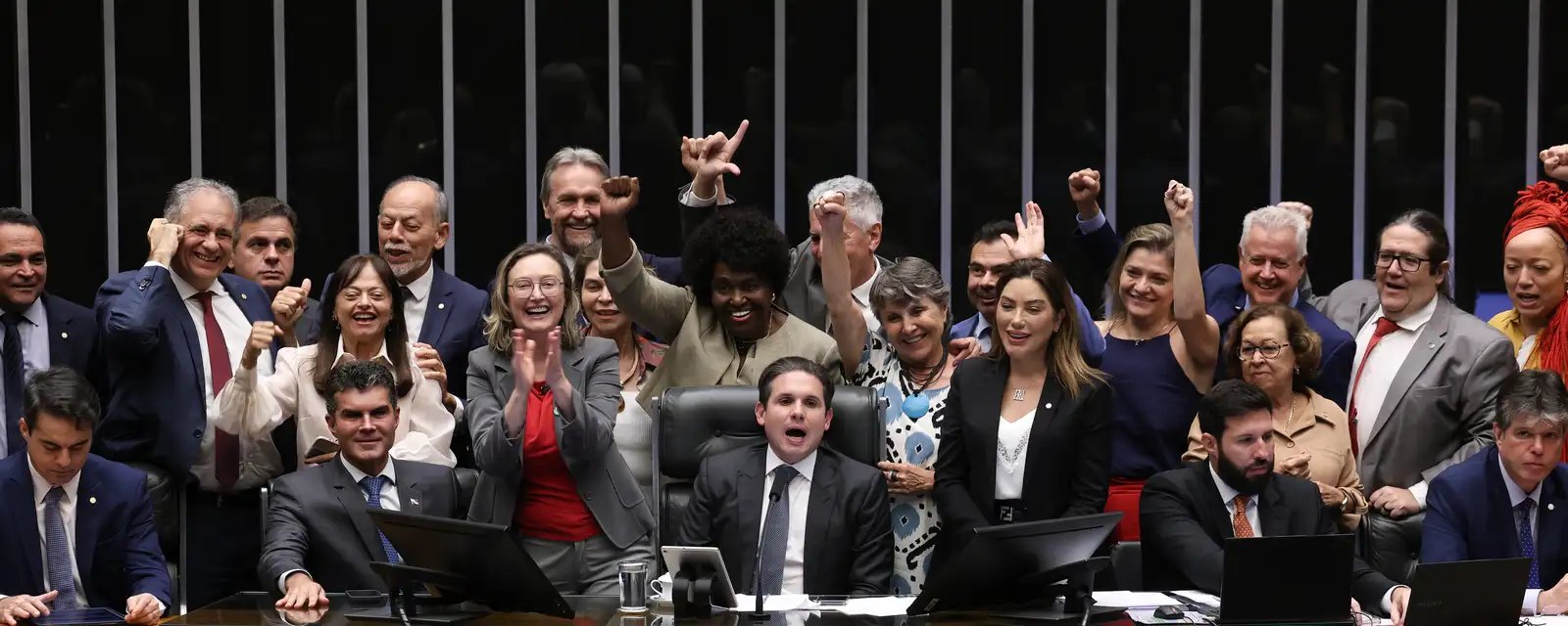 Câmara aprova pena de prisão para aumento abusivo no preço dos combustíveis - Imagem do artigo
