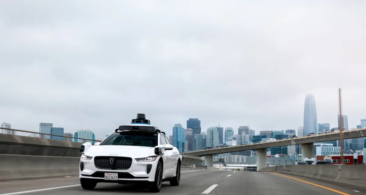 Waymo suspende corridas de robotáxis em rodovias para ajustar sistema em zonas de obra - Imagem do artigo