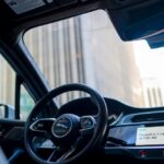 Waymo suspende operação de robotáxis em quatro cidades após veículos avançarem em áreas alagadas