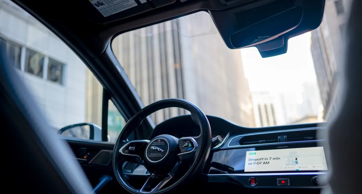 Waymo suspende operação de robotáxis em quatro cidades após veículos avançarem em áreas alagadas - Imagem do artigo