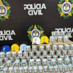 Polícia Civil apreende 200 mil figurinhas falsificadas da Copa de 2026 na Baixada Fluminense