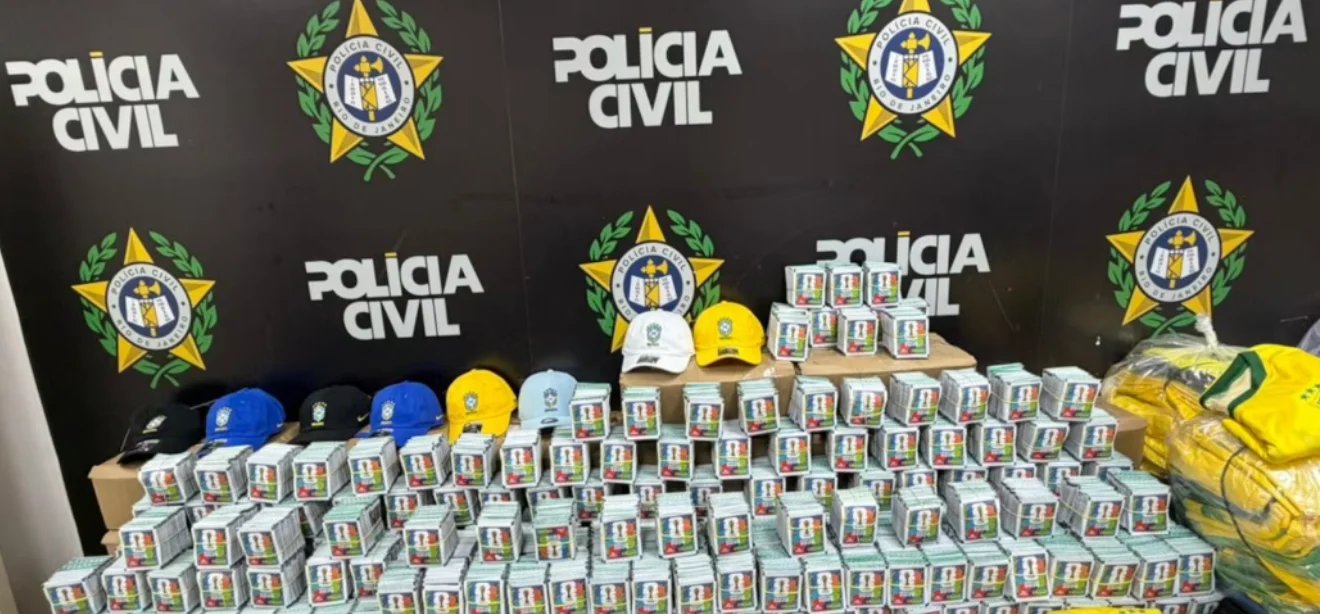 Polícia Civil apreende 200 mil figurinhas falsificadas da Copa de 2026 na Baixada Fluminense - Imagem do artigo