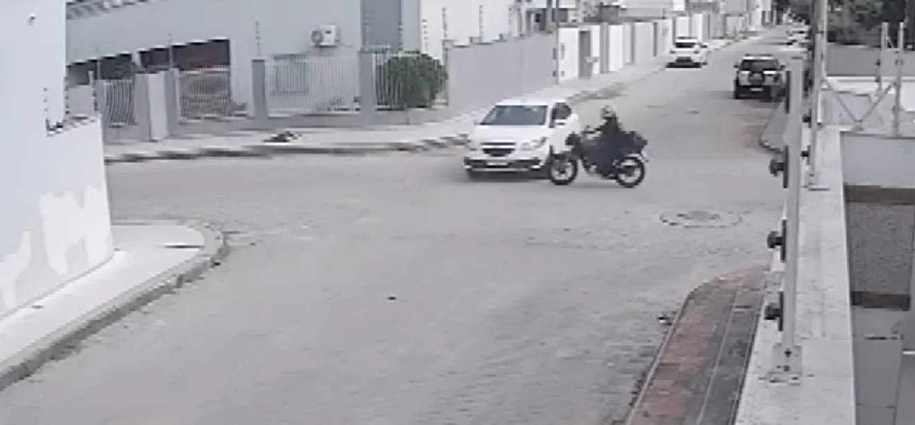 Motociclista é arremessado sobre carro após colisão em Linhares - Imagem do artigo