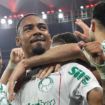 Palmeiras aproveita expulsão e vence Flamengo no Maracanã; liderança sobe para sete pontos Palmeiras aproveita expulsão e vence Flamengo no Maracanã; liderança sobe para sete pontos