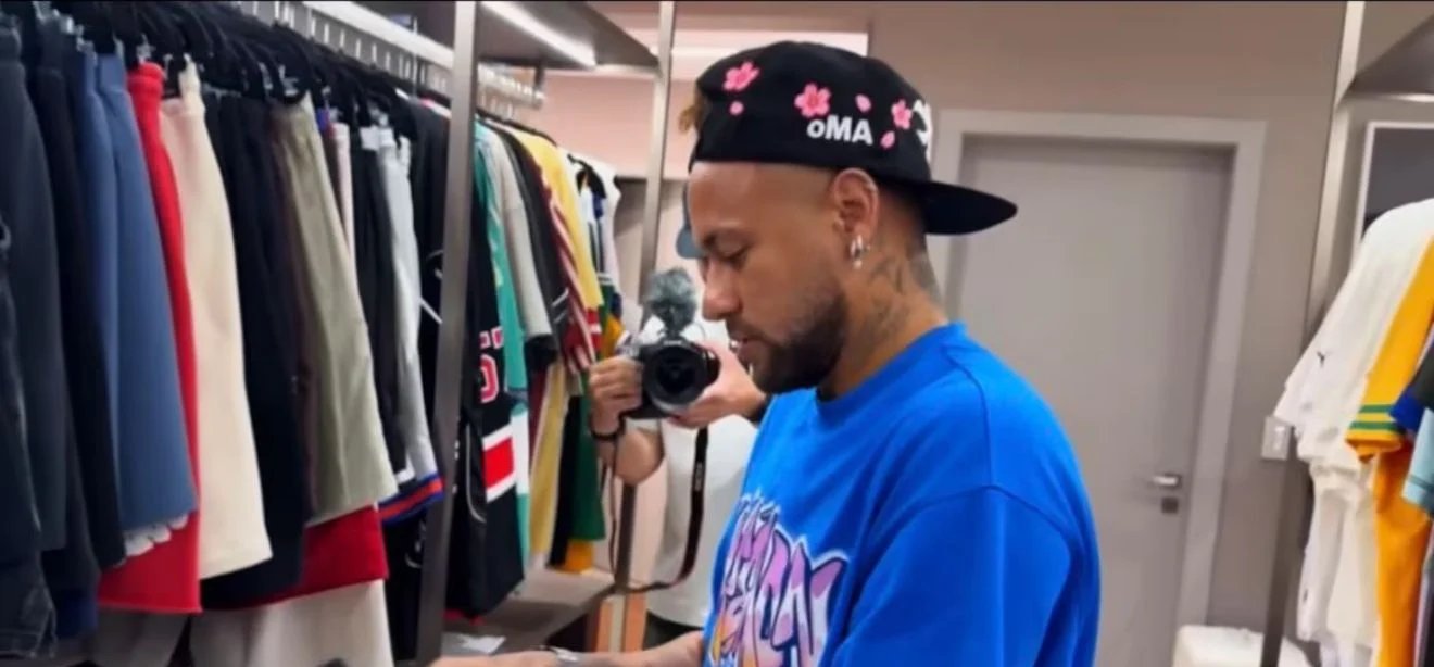 Neymar exibe bagagem mínima para a Copa e diz que não pretende sair: “Estou focado” - Imagem do artigo