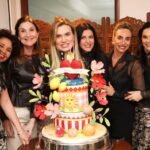 Jantar surpresa reúne 30 amigos para celebrar aniversário de Brisa Clem em Vitória