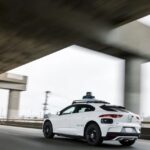Waymo apresenta novo modelo computacional para medir desempenho de robotáxis em relação a motoristas humanos