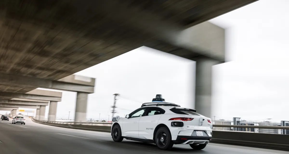 Waymo apresenta novo modelo computacional para medir desempenho de robotáxis em relação a motoristas humanos - Imagem do artigo