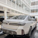 BMW i7 60 xDrive exibe pintura Frozen Space Silver antes do início da produção do novo Série 7