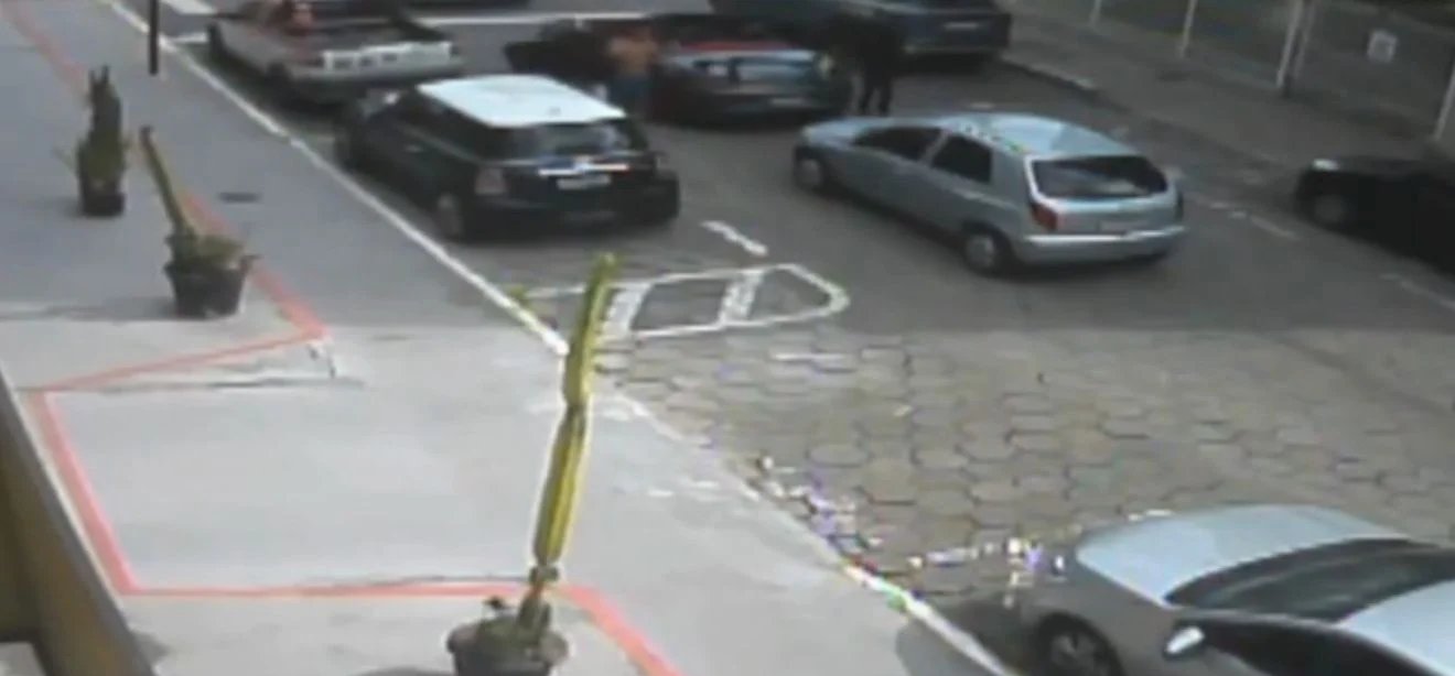 Polícia inicia perícia em Porsche roubada em Vitória para identificar assaltantes - Imagem do artigo