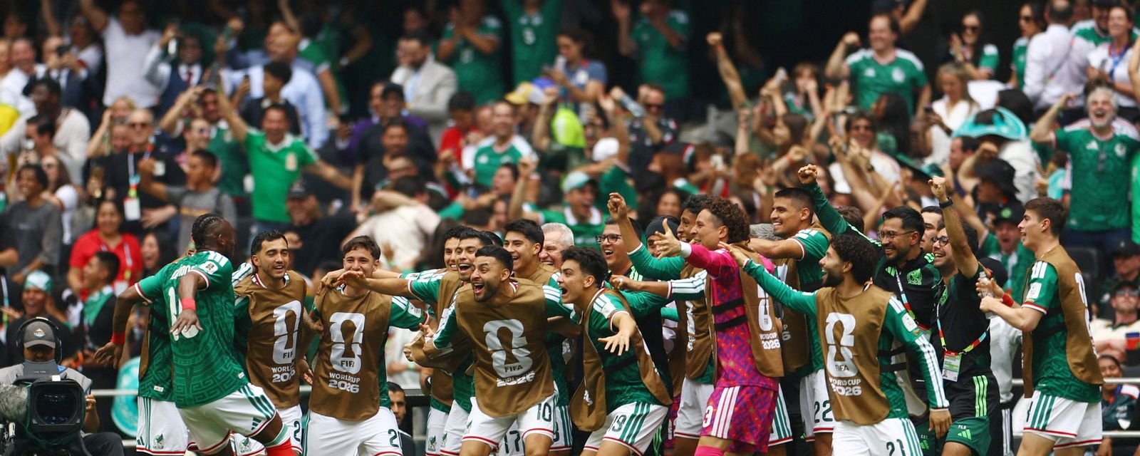 México estreia na Copa com vitória sobre a África do Sul e jogo marcado por três expulsões - Imagem do artigo