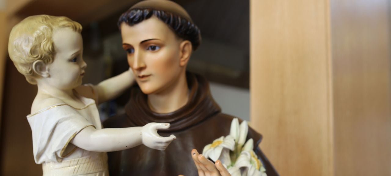 Cinco simpatias de Santo Antônio para quem quer encontrar um amor - Imagem do artigo original