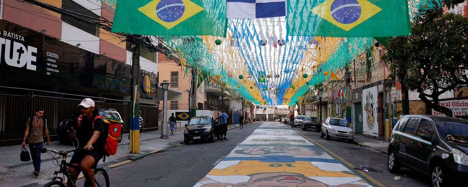 Comunidades do Rio de Janeiro revivem tradição de decorar ruas para a Copa de 2026 - Imagem do artigo