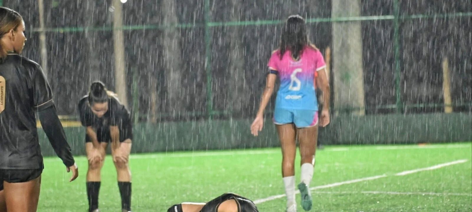 Chuva adia parte da rodada feminina da Copa Vitória das Comunidades; Andorinhas assume liderança do Grupo A - Imagem do artigo