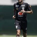 Neymar participa do primeiro treino em campo com a Seleção após lesão Neymar participa do primeiro treino em campo com a Seleção após lesão