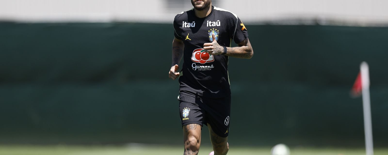 Neymar participa do primeiro treino em campo com a Seleção após lesão - Imagem do artigo