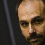 Eduardo Bolsonaro recebe pena de quatro anos por coação durante processo Eduardo Bolsonaro recebe pena de quatro anos por coação durante processo