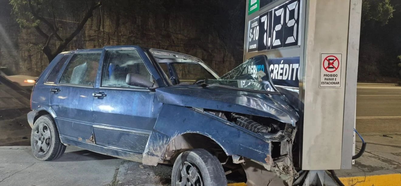 Criança fica ferida após carreta atingir carro de família em Cariacica - Imagem do artigo