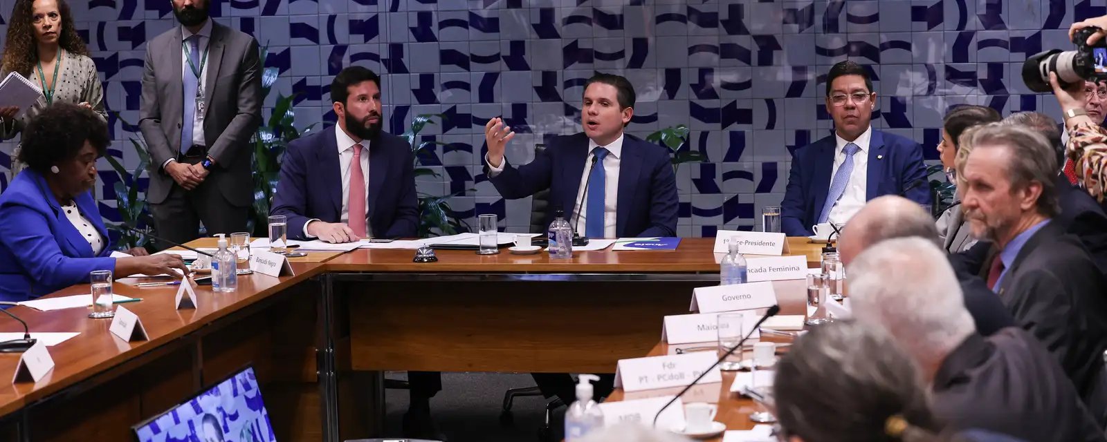 Governo retira pedido de urgência de projeto que extingue escala 6×1 na Câmara - Imagem do artigo