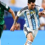 Messi iguala recorde de gols em Copas e comanda triunfo argentino na abertura do Grupo J
