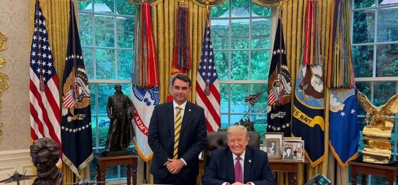 Maioria dos eleitores vê aproximação entre Flávio Bolsonaro e Trump como negativa, aponta Futura - Imagem do artigo