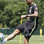 Neymar atinge um mês fora dos gramados e permanece dúvida contra o Haiti
