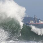 Ressaca provoca ondas de até 2,5 metros no litoral do Rio