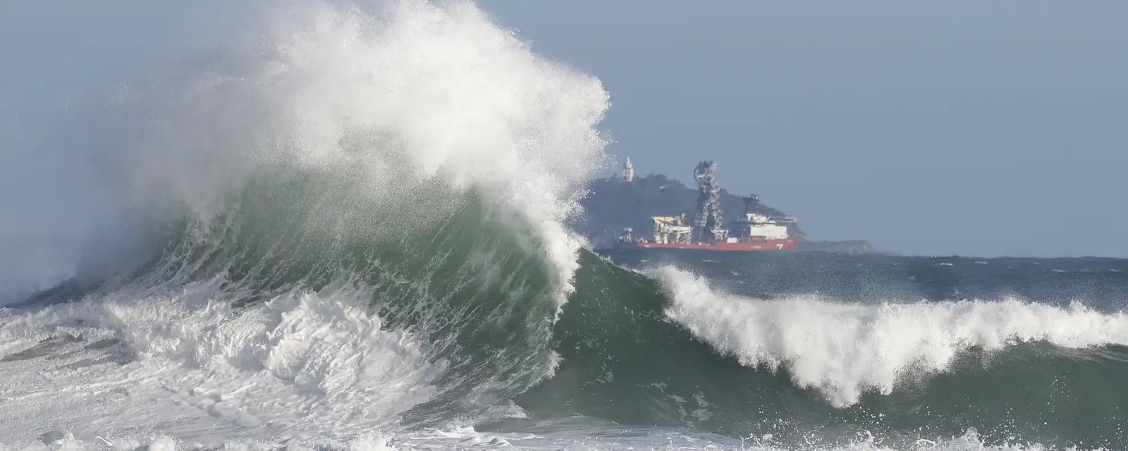 Ressaca provoca ondas de até 2,5 metros no litoral do Rio - Imagem do artigo