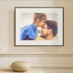 Aura apresenta porta-retrato digital com tela e-ink colorida que lembra foto impressa