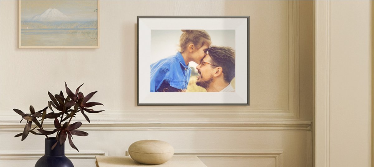 Aura apresenta porta-retrato digital com tela e-ink colorida que lembra foto impressa - Imagem do artigo