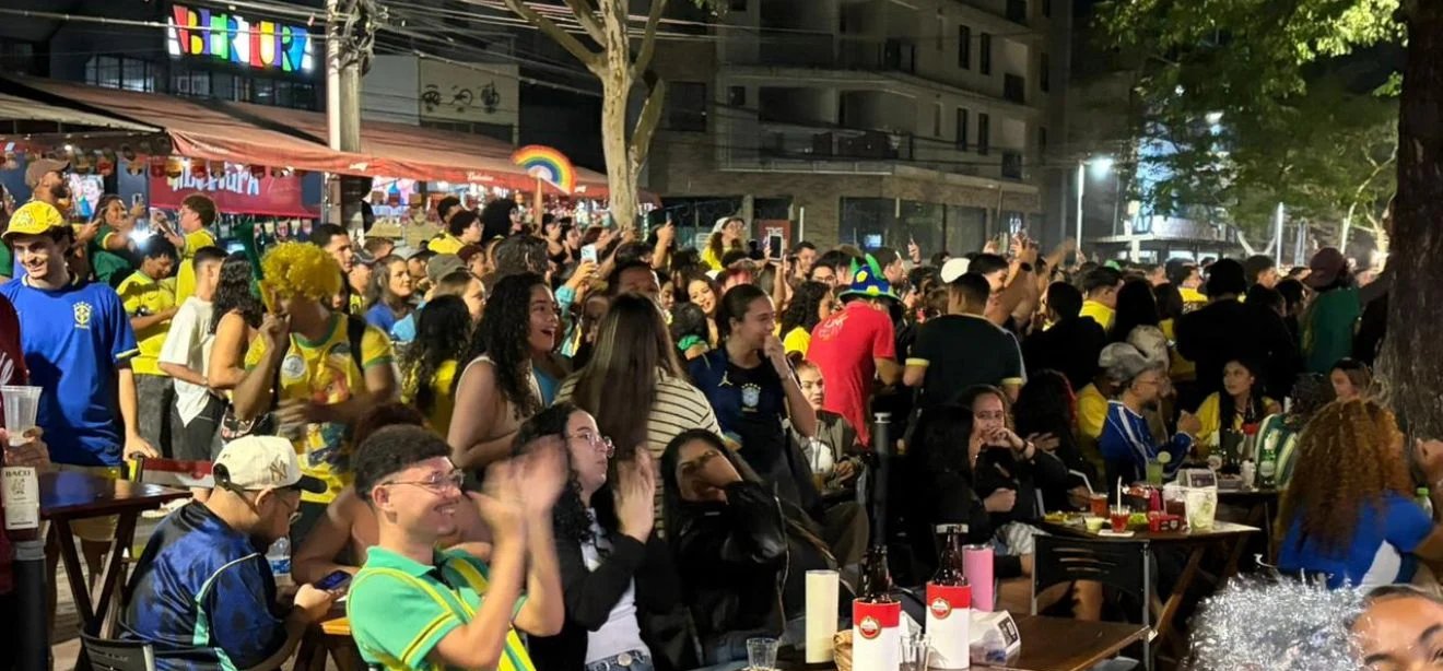 Torcedores lotam bares de Vitória para assistir Brasil x Haiti - Imagem do artigo
