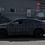 Protótipo do BMW iX4 surge camuflado perto de Nürburgring e antecipa estreia para 2026