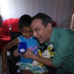 Menino de 6 anos com pé torto congênito é tema do 4º episódio do “Corrente do Bem”