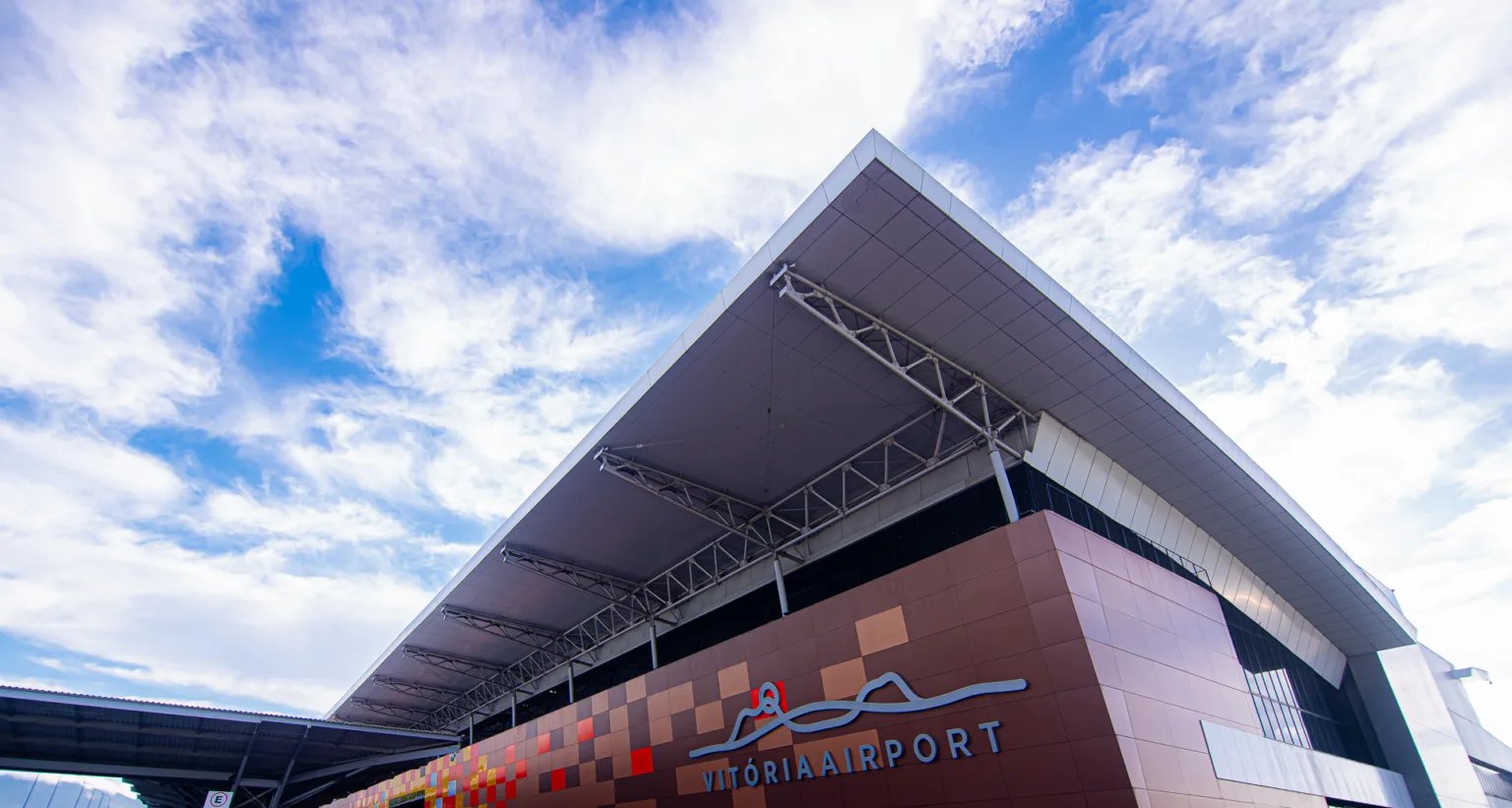 Parte do teto desaba na sala de embarque do Aeroporto de Vitória; ninguém se fere - Imagem do artigo