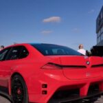 BMW M desafia céticos de elétricos a dirigir antes de criticar