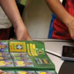 Troca de figurinhas vira opção para reduzir gastos com álbum da Copa