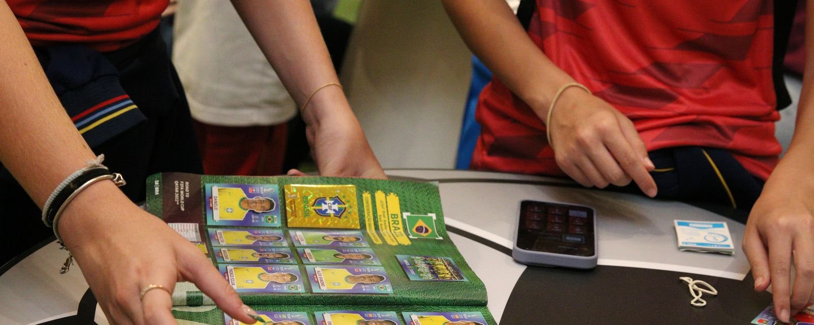 Troca de figurinhas vira opção para reduzir gastos com álbum da Copa - Imagem do artigo