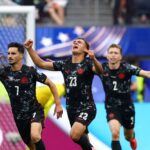 Canadá marca nos acréscimos, elimina a África do Sul e garante vaga nas oitavas da Copa 2026