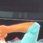 Harry Styles cai no palco após engasgar com água durante apresentação em Londres
