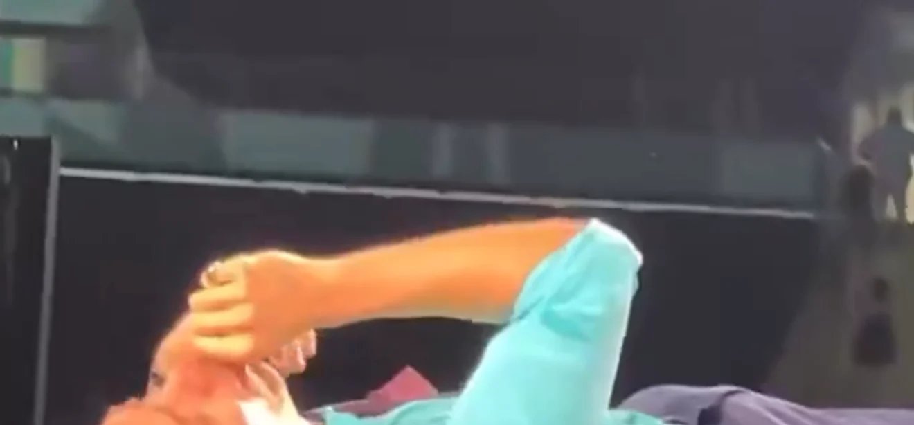 Harry Styles cai no palco após engasgar com água durante apresentação em Londres - Imagem do artigo