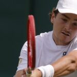 João Fonseca avança em Wimbledon com vitória em sets diretos sobre Bautista Agut