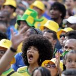 Torcedores lotam Vale do Anhangabaú para assistir Brasil x Japão em telão