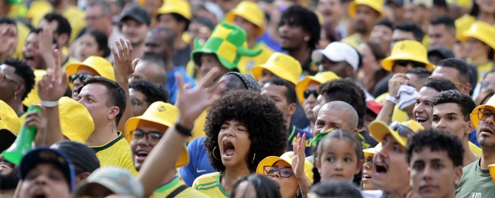 Torcedores lotam Vale do Anhangabaú para assistir Brasil x Japão em telão - Imagem do artigo
