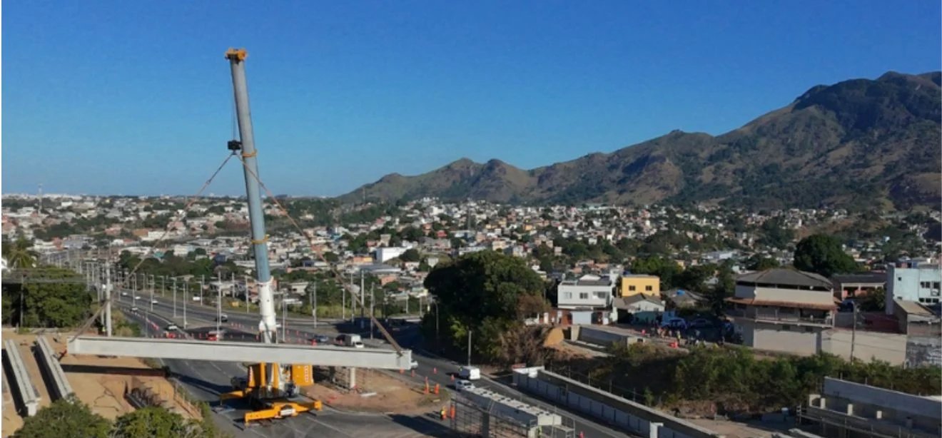 Prefeitura da Serra finaliza colocação de vigas do viaduto do Contorno de São Domingos e libera tráfego - Imagem do artigo
