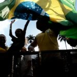 Torcedores brasileiros sofrem durante partida contra o Japão, mas celebram triunfo